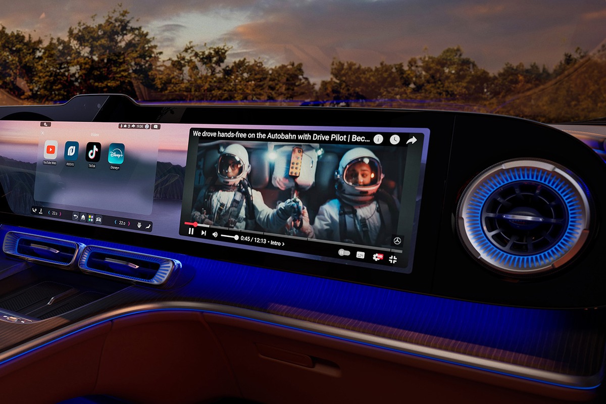 תא הנוסעים של מרצדס GLC החשמלית עם מסך MBUX Hyperscreen