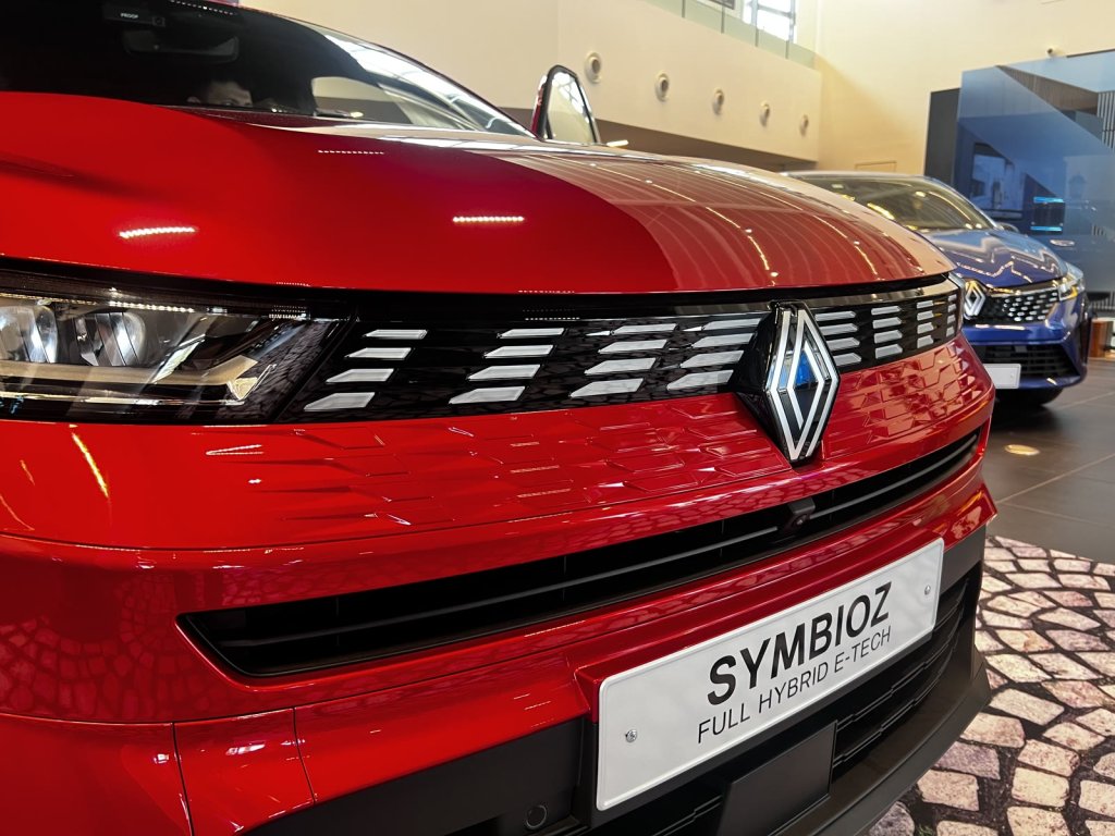 רנו סימביוז אדומה — גריל קדמי ותג SYMBIOZ