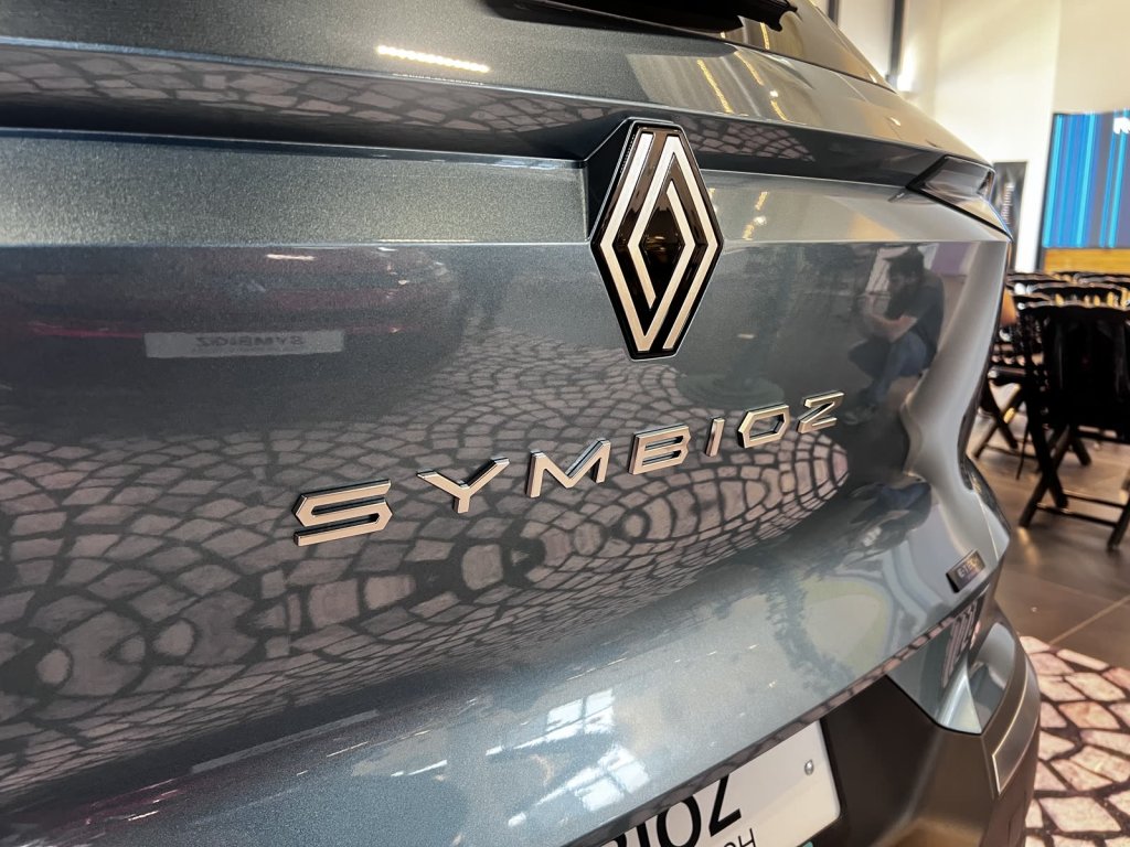 רנו סימביוז — כיתוב SYMBIOZ על הרכב