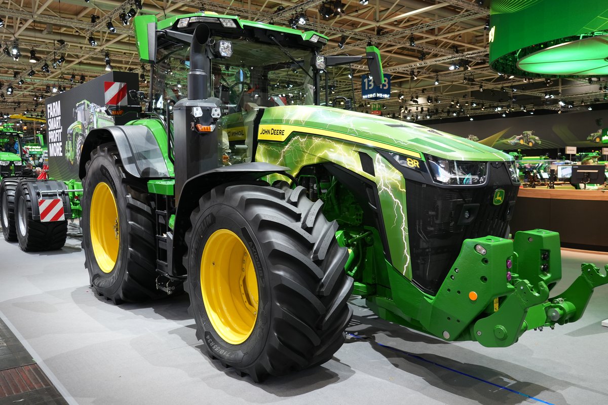 טרקטור ג'ון דיר מסדרת 8R בתערוכת החקלאות Agritechnica בגרמניה